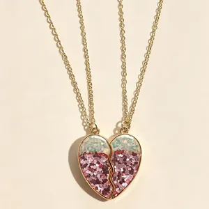 Vue détaillée des colliers coeur magnétique pour meilleures amies avec paillettes