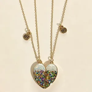 Détail des colliers magnétiques BFF en forme de coeur avec paillettes et chaînes dorées