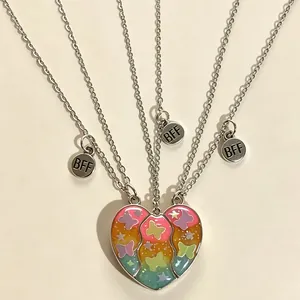 Détail de l'ensemble de trois colliers BFF cœur magnétique avec motifs papillons émaillés