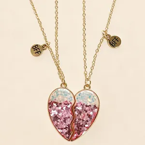 Vue détaillée des colliers BFF magnétiques en forme de cœur avec paillettes roses