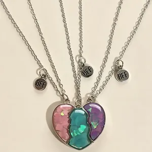 Vue détaillée du lot de trois colliers magnétiques en forme de cœur pour meilleures amies.