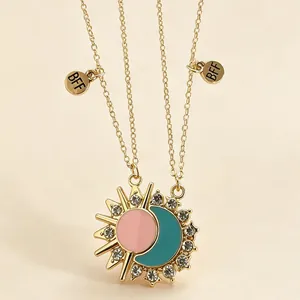 Gros plan des colliers BFF magnétiques soleil et lune avec des accents de strass brillants