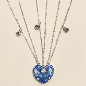 Vue détaillée de l'ensemble de pendentifs cœur magnétique avec étiquettes BFF et dauphins