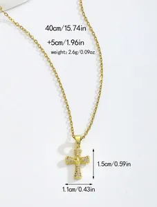 Vue détaillée du collier croix dorée serti de zircons avec mesures précises.