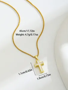 Détail du collier pendentif croix dorée avec longueur de chaîne de 45 cm et poids