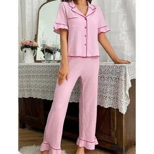 Detaillierte Ansicht des rosa Pyjama-Sets mit kurzen Ärmeln und Rüschenverzierung
