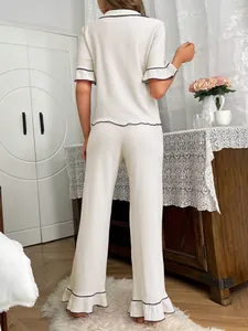 Vue arrière d'un ensemble de pyjama crème texturé à volants avec manches courtes et pantalon