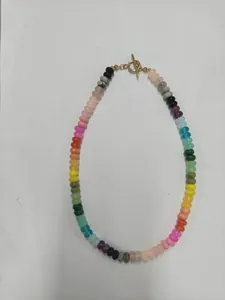 Gedetailleerd overzicht van kleurrijke abacus kralen regenboog ketting met goud slot