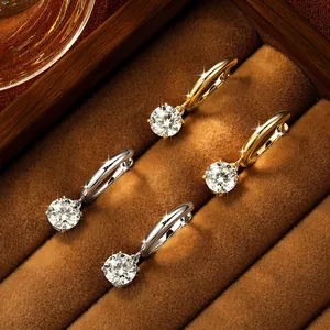 Vista dettagliata degli orecchini pendenti in Moissanite colore D in finitura oro e argento