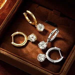 Primo piano dei dettagli degli orecchini a cerchio in moissanite di colore D