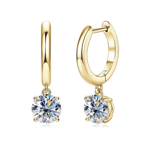 Orecchini pendenti in moissanite colore D con cerchi classici placcati in oro.