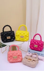 Bunte Mini-Gelee-Taschen mit Steppmuster, Perlengriffen und goldenen Kettenriemen