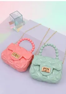 Detailansicht von Mini-Gelee-Taschen in Pink und Grün mit Kettenriemen