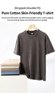 Vue détaillée d'un t-shirt vintage en coton délavé avec une pile de t-shirts colorés