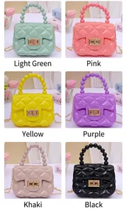 Mini-Gelee-Handtaschen in mehreren Farben mit Perlengriffen und goldenen Kettenriemen