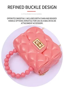 Detailaufnahme einer rosa gesteppten Jelly-Minitasche mit Goldverschluss und Perlenkauff
