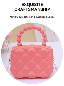 Detailansicht einer rosa Mini-Gelee-Tasche mit Steppmuster und Perlenperlengriff