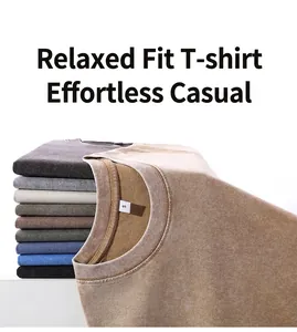 Détail du col rond montrant la texture du tissu délavé sur un t-shirt rétro lourd.