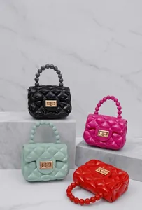 Detailansicht von Mini-Gelee-Handtaschen mit Perlenriffen in vier kräftigen Farben