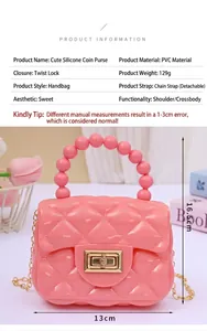 Detail eines rosa gesteppten Jelly-Minibeutels mit Perlengriff und Goldkette