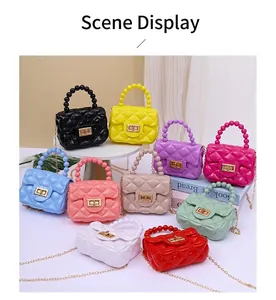 Mini-Jelly-Handtaschen mit Perlenkordeln und goldener Kette in verschiedenen Farben