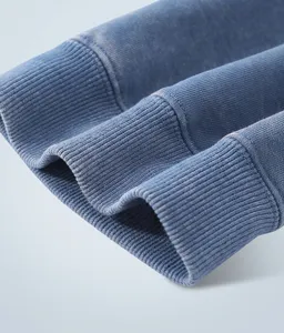 Detailopname van gewassen blauwe vintage hoodie met hoogwaardige geribbelde manchetten