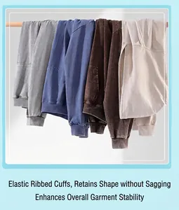 Close-up van elastische geribbelde manchetten op gewassen vintage hoodies
