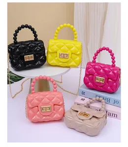 Set bunter Mini-Stepptaschen aus Jelly mit Perlengriffen und goldenen Kettenriemen