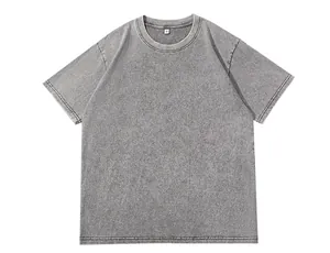 Détail de face d'un t-shirt gris lourd délavé à col rond de style vintage