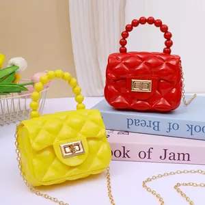 Mini-Gelee-Taschen in Rot und Gelb mit Perlengriffen und goldenen Kettenriemen