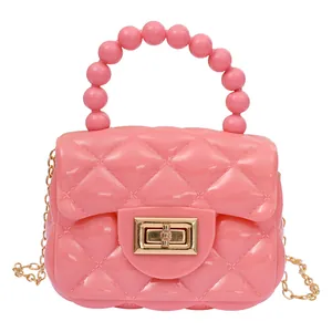 Stylische Mini-Gelee-Handtasche in Pink für Damen mit Perlengriff und goldener Kette.