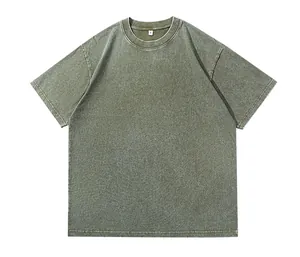 Gros plan sur un t-shirt vintage vert olive délavé de haute qualité