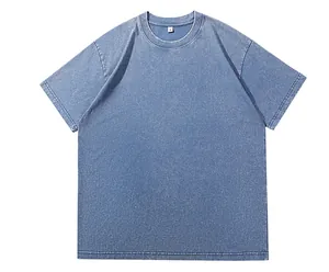Vue détaillée d'un t-shirt bleu vintage délavé de 230g avec une texture rétro unique