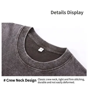 Détail en gros plan de la texture vintage lavée sur un t-shirt épais en coton à col rond.