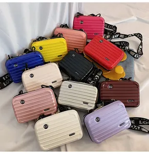 Sammlung bunter Mini-Koffer-Umhängetaschen für Damen mit glänzendem Finish