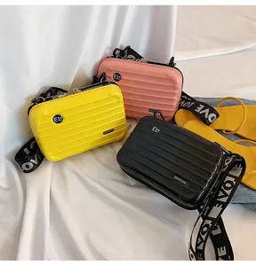 Mini Umhängetaschen im Koffer-Stil in Gelb, Rosa und Schwarz mit einem breiten Modegurt