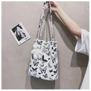 Sac cabas en toile blanche avec imprimé papillon noir et porte-clés ours en peluche