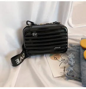 Mini-Koffer Umhängetasche in Schwarz glänzend mit geripptem Design und breitem Gurt