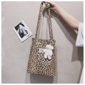 Sac cabas à imprimé léopard tendance avec un joli porte-clés en peluche d'ours blanc.