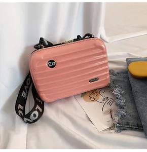 Rosa Mini-Koffer Umhängetasche mit Herz-Logo und gemustertem Love-Schultergurt