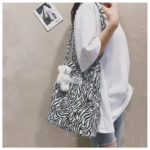 Sac fourre-tout à motif zébré avec un mignon petit ours blanc porté à l'épaule