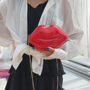 Mini borsa a tracolla creativa a forma di labbra rosse con finitura laccata lucida