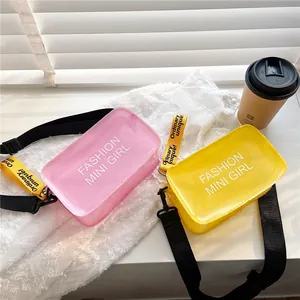 Bolsos bandolera de gelatina transparentes rosa y amarillos con texto 'Fashion Mini Girl'.