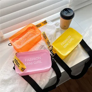 Mini bolsos cuadrados de PVC gelatina de colores sobre encaje blanco decorativo