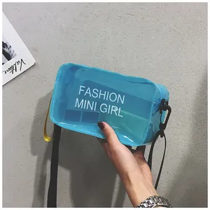 Primer plano de bolso bandolera de gelatina azul transparente con texto blanco