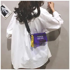 Vista trasera detallada de una modelo con un bolso bandolera cuadrado de gelatina púrpura