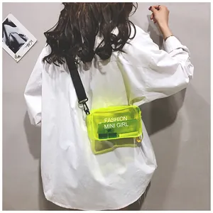Bolso jelly amarillo neón transparente usado por modelo con camisa blanca oversize estilo