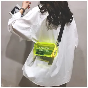 Bolso bandolera de PVC transparente amarillo neón con estampado de moda en modelo