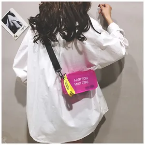 Elegante bolso bandolera de jelly rosa transparente en un atuendo streetwear casual