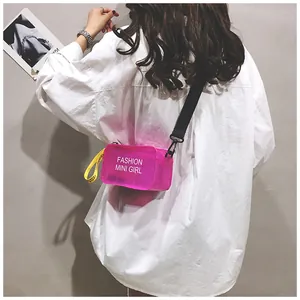 Vista detallada de un bolso bandolera de gelatina rosa transparente llevado por una modelo.